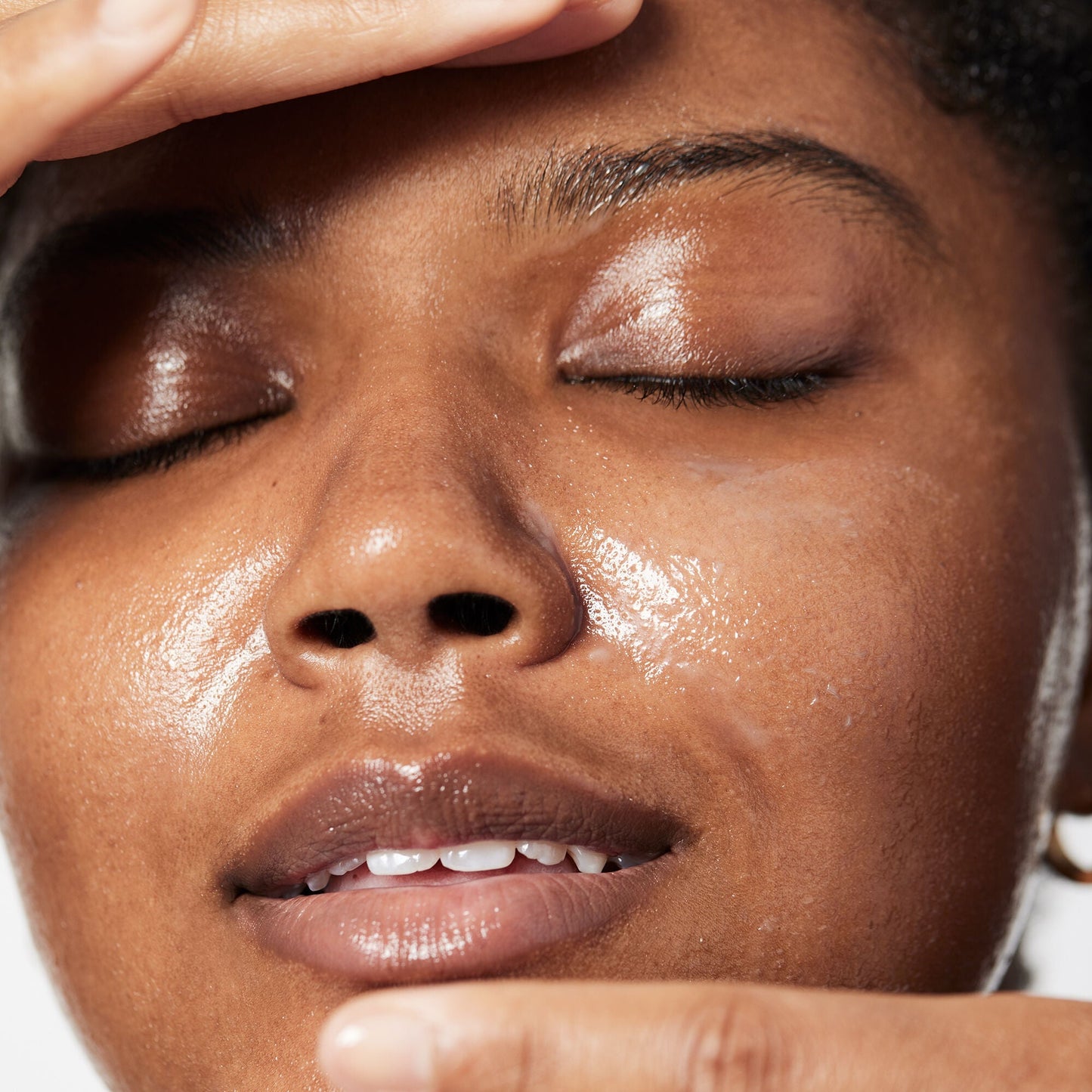 holy-hydration-makeup-melting-cleansing-balm-p7 040822_Model_HH-Cleansingbalm_044_RT2-V1_IGF_6a40ae53-ccc2-4a83-9d08-7c99f2dc2b4b.jpg