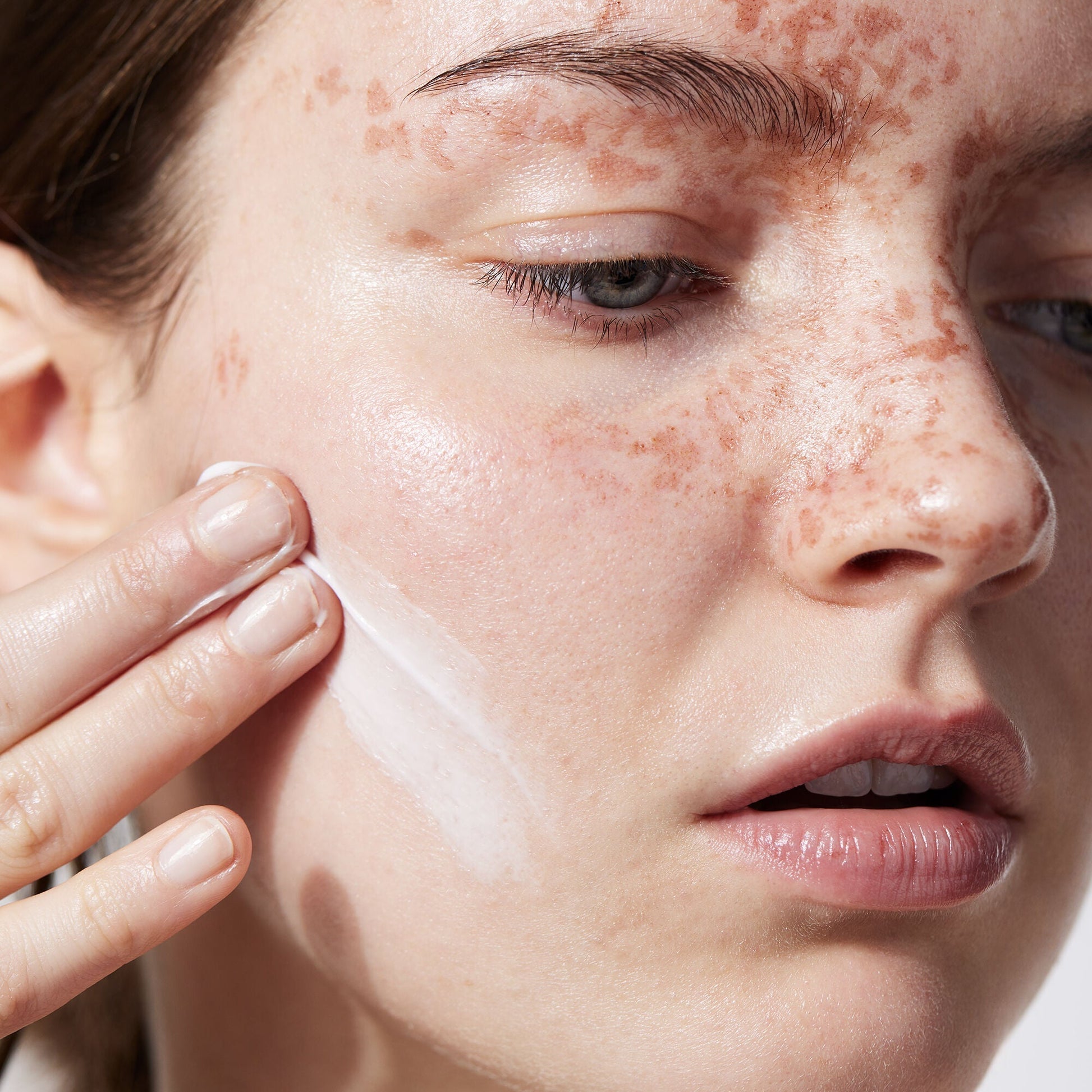 holy-hydration-face-cream-m9 040822_Model_HH-FaceCream_091_RT2-V1_IGF_38740f4c-997d-4161-a3bd-3457855e993f.jpg