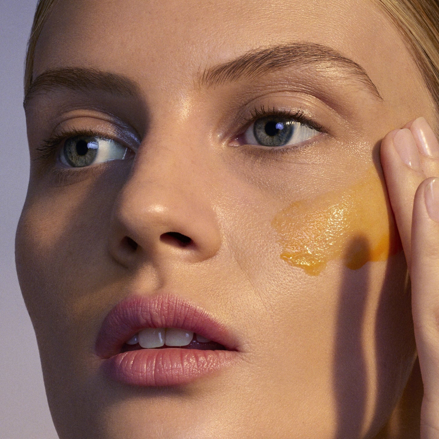 youth-boosting-advanced-night-retinoid-serum-m5 080222_Florence_ANR_0403_IGF_V2.jpg
