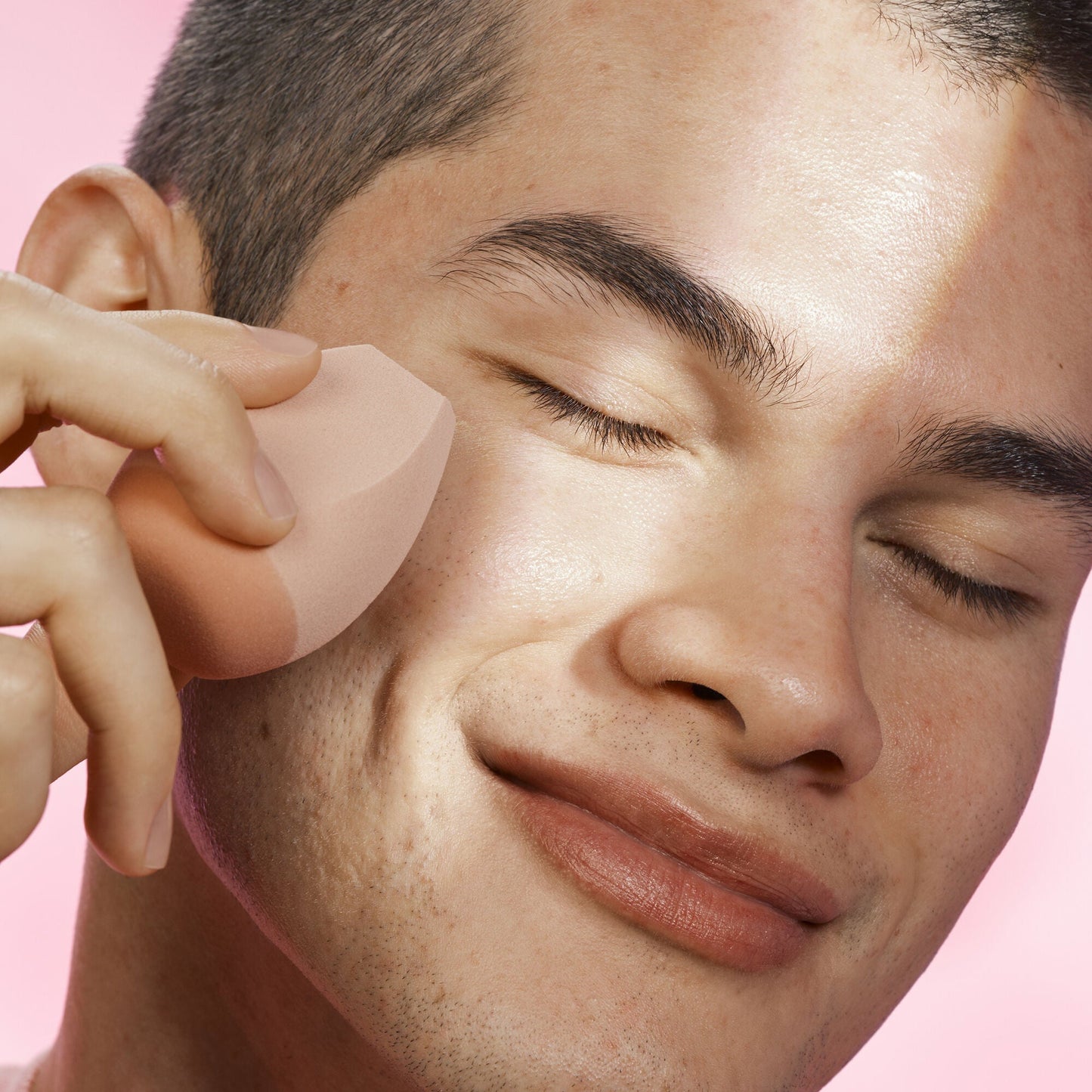 halo-glow-angled-silicone-face-sponge-q8 102124_HGST_Alfredo_Application_0134_v2_RGB_IGF.jpg