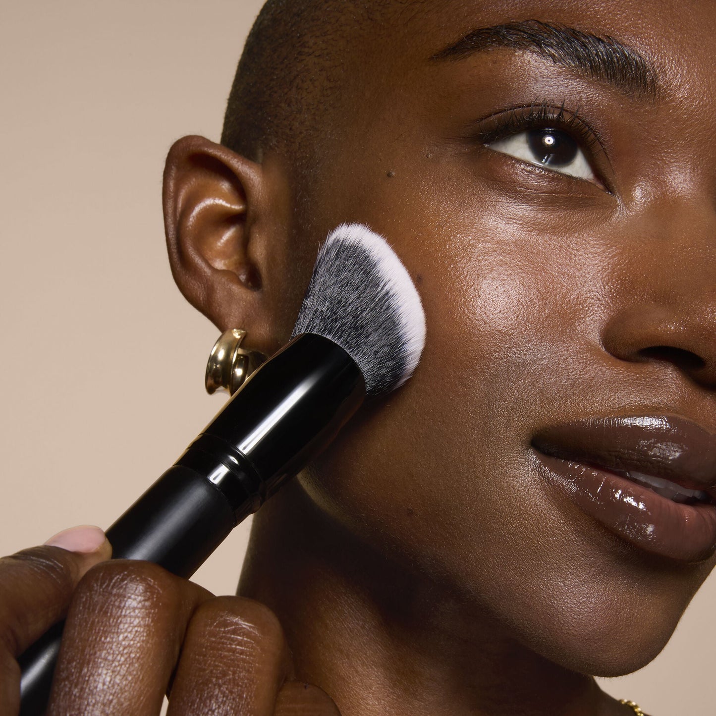 smooth-swipe-foundation-brush-a6 81456_MOM_SMOOTH_SWIPE_FOUNDATION_BRUSH_TOOL_SHOT_IYANNA_0169_V4.jpg