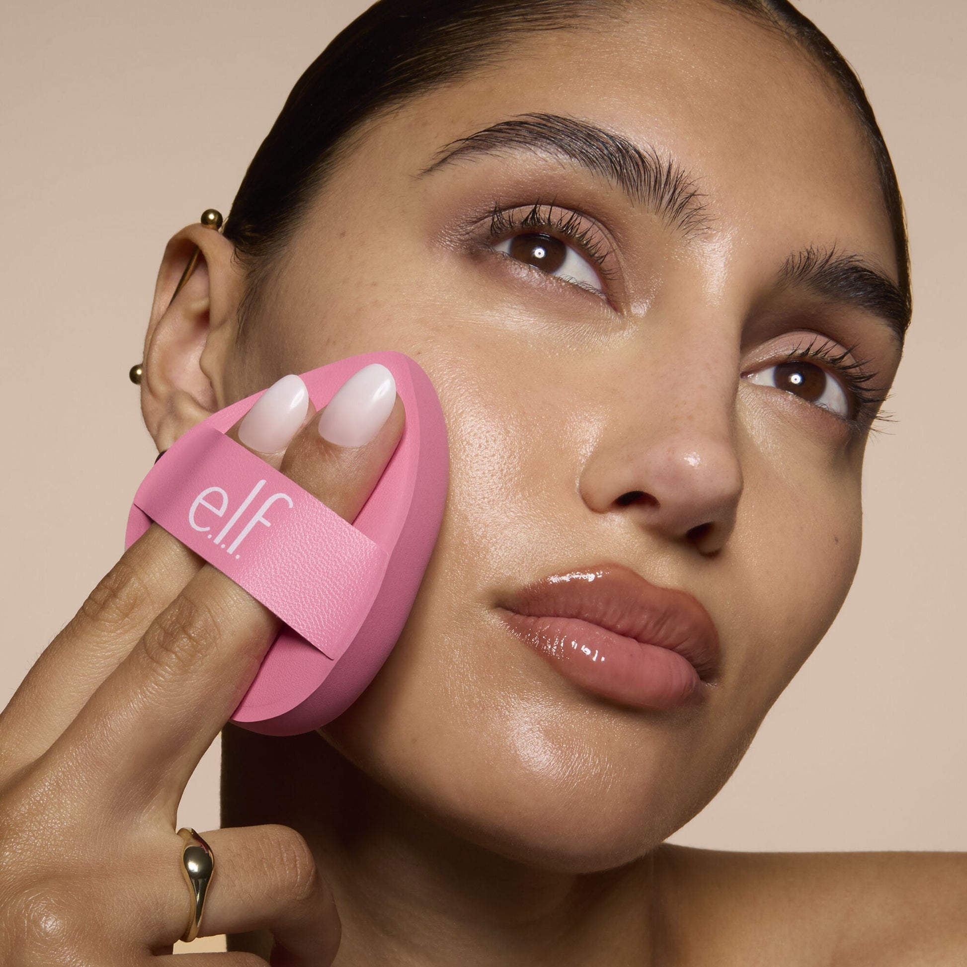pillow-puff-foundation-sponge-l9 81838_MOM_PILLOW_PUFF_FOUNDATION_SPONGE_TOOL_SHOT_SONALI_0126_V2.jpg