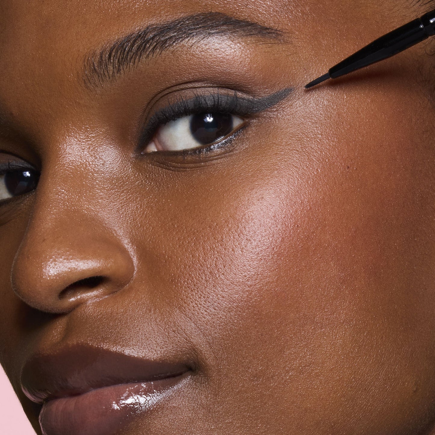 ultra-fine-eyeliner-brush-x5 81915_ULTRA_FINE_EYELINER_BRUSH_TOOL_SHOT_MOM_TSHECA_0120_v2.jpg