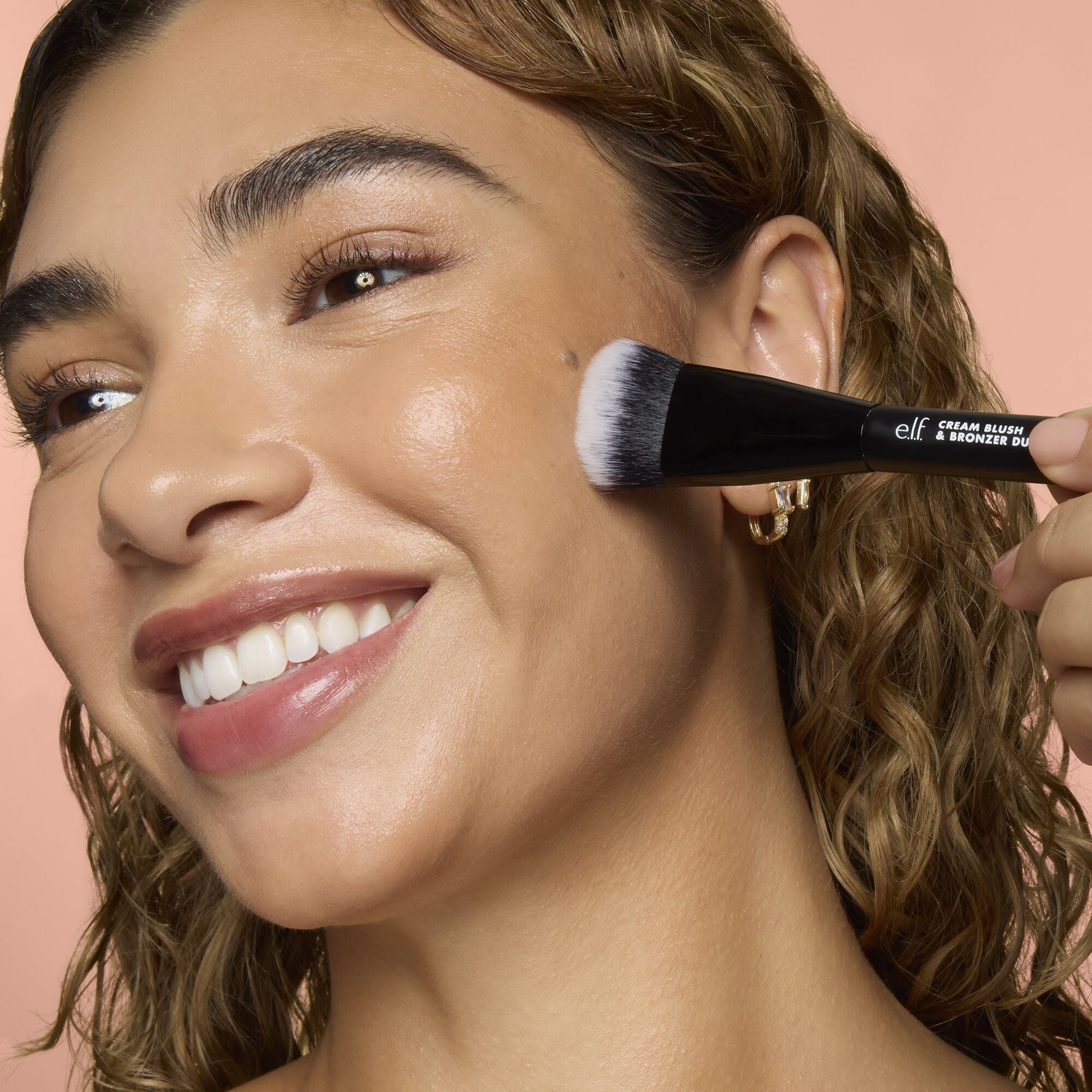 cream-blush-and-bronzer-duo-brush-s4 83857_CREAM_BLUSH_BRONZER_DUO_BRUSH_Q4_Alyssa_0173_V4_388aa08a-f9a4-4160-ae36-d9cdde1f6141.jpg