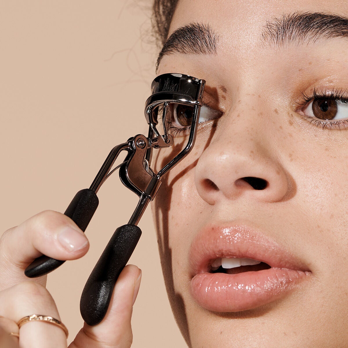 pro-eyelash-curler-u9 84067_ProEyelashCurler_Model.jpg