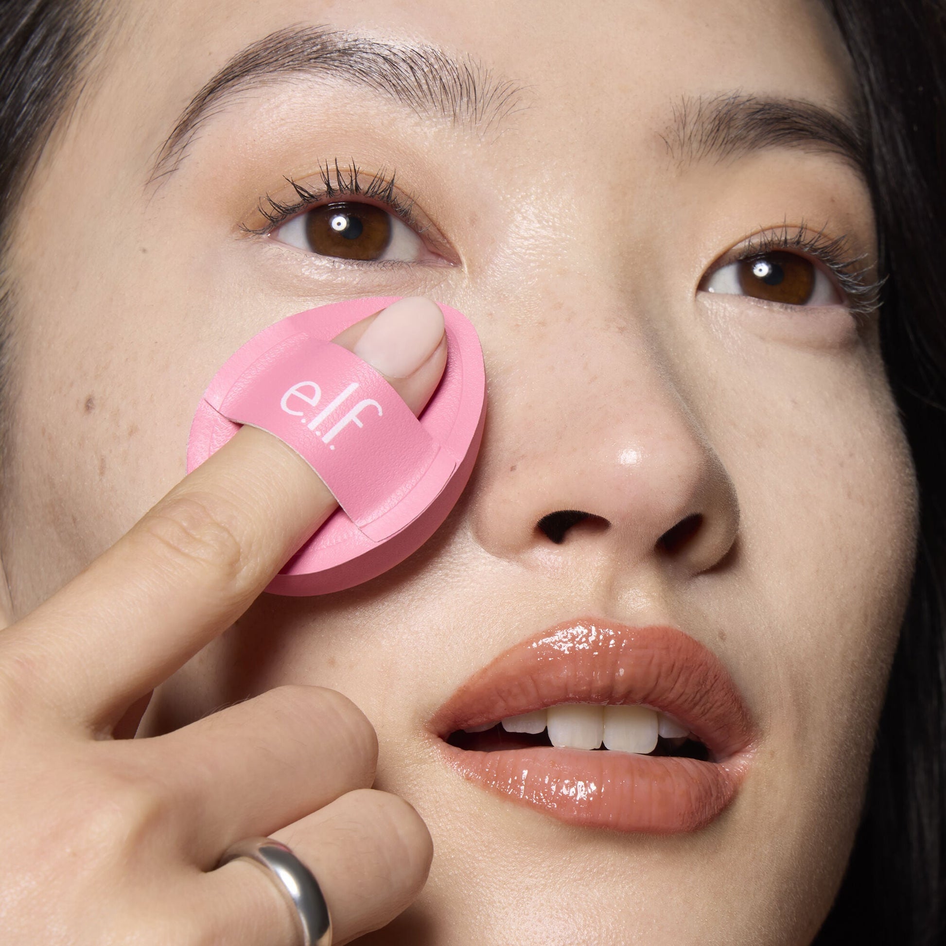 pillow-puff-concealer-sponge-n5 85120_MOM_PILLOW_PUFF_CONCEALER_SPONGE_TOOL_SHOT_SAKURA_V1_0095_V3.jpg